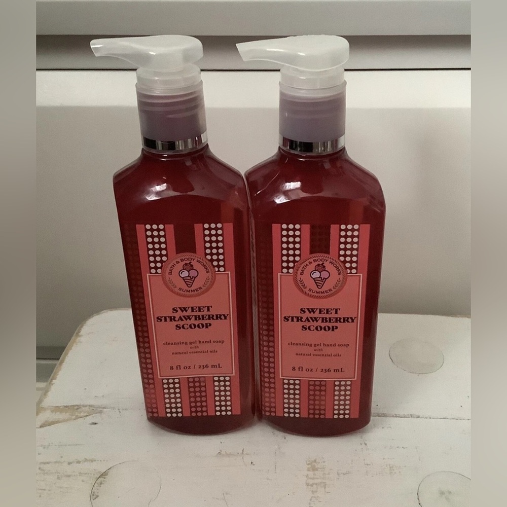 Bath & Body Works Sweet Strawberry Scoop Cleansing Gel Hand Soap 8oz Set x2 rare
